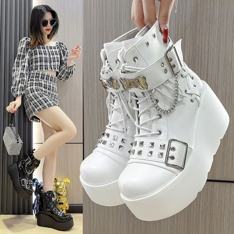 Platform Dr. Martens boots